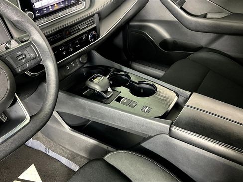 Used 2024 Nissan Rogue S image 18