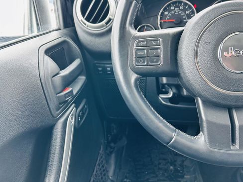 Used 2018 Jeep Wrangler Unlimited Rubicon w/ Cold Weather Group image 10