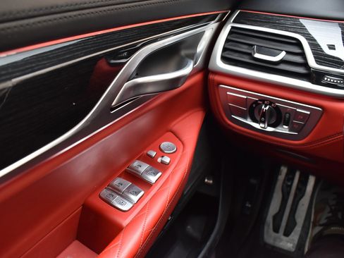 Used 2021 BMW 750i xDrive w/ Executive Package image 36