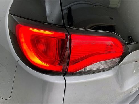 Used 2018 Chrysler Pacifica Limited image 37