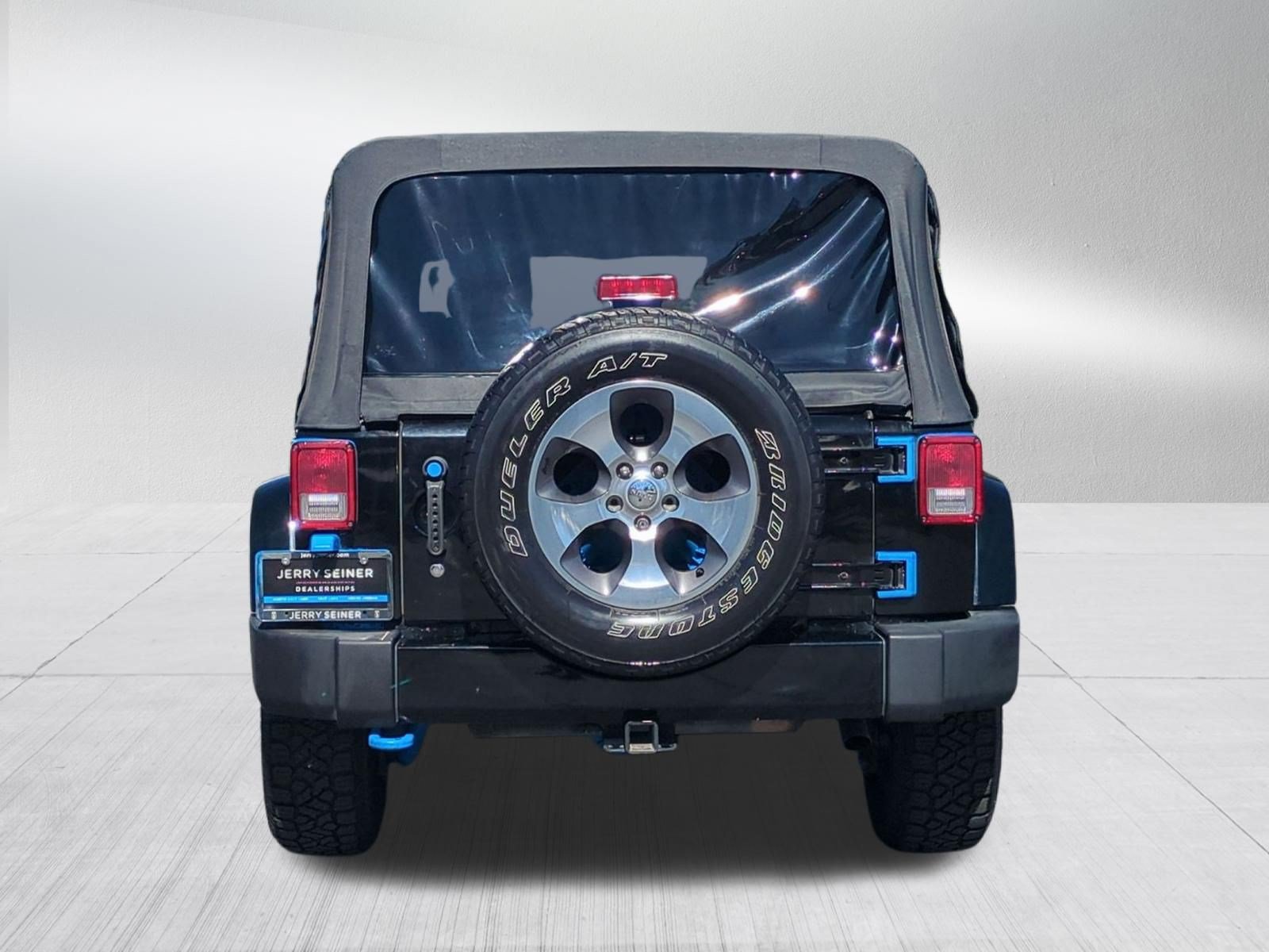 Used 2017 Jeep Wrangler Unlimited Sahara w/ Connectivity Group AWD/4WD image 4
