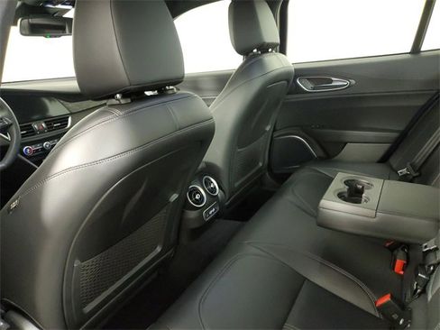 Used 2022 Alfa Romeo Giulia Sprint image 9