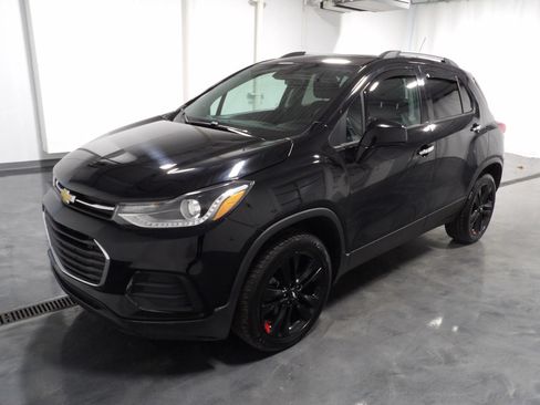 Used 2019 Chevrolet Trax LT w/ Sun & Sound Package AWD/4WD image 3