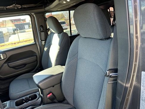Used 2024 Jeep Wrangler Sport S image 7