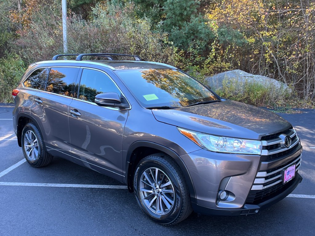 Used 2017 Toyota Highlander XLE w/ Carpet Mat Package AWD/4WD image 7