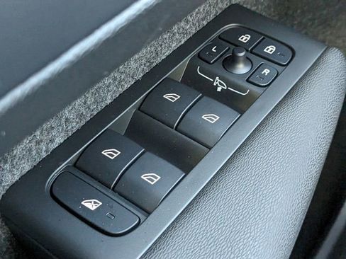 New 2025 Volvo XC40 B5 Core w/ Protection Package Premier image 30