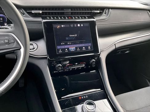 Used 2023 Jeep Grand Cherokee Laredo image 16