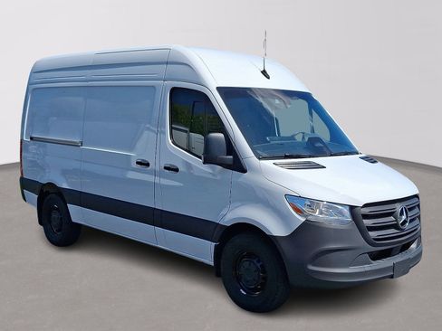 Used 2025 Mercedes-Benz Sprinter 2500 image 3