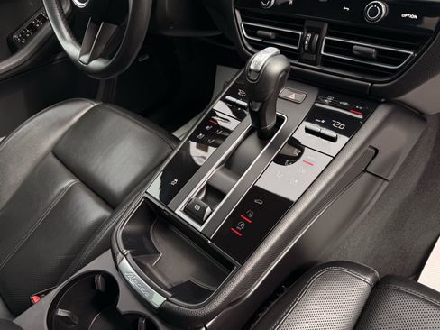Used 2022 Porsche Macan image 22