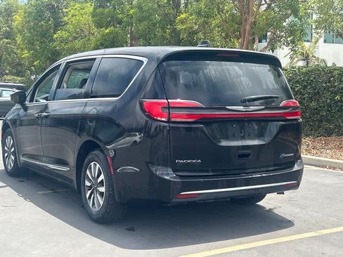 Used 2023 Chrysler Pacifica Limited FWD image 2