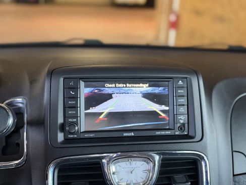 Used 2015 Chrysler Town & Country Touring FWD image 29