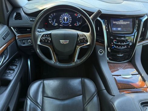 Used 2020 Cadillac Escalade Premium Luxury image 10