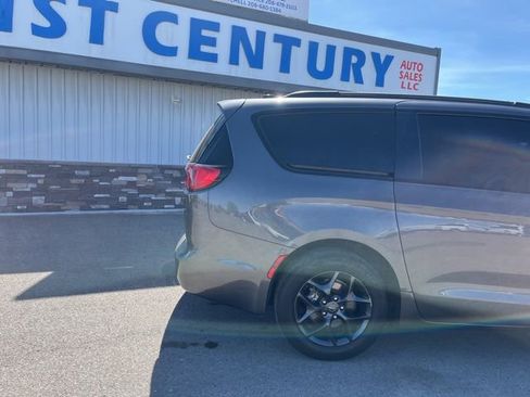 Used 2020 Chrysler Pacifica Touring-L w/ S Appearance Package FWD image 15