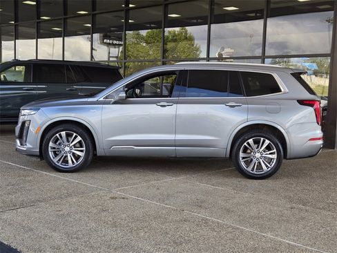 Used 2025 Cadillac XT6 Premium Luxury image 3