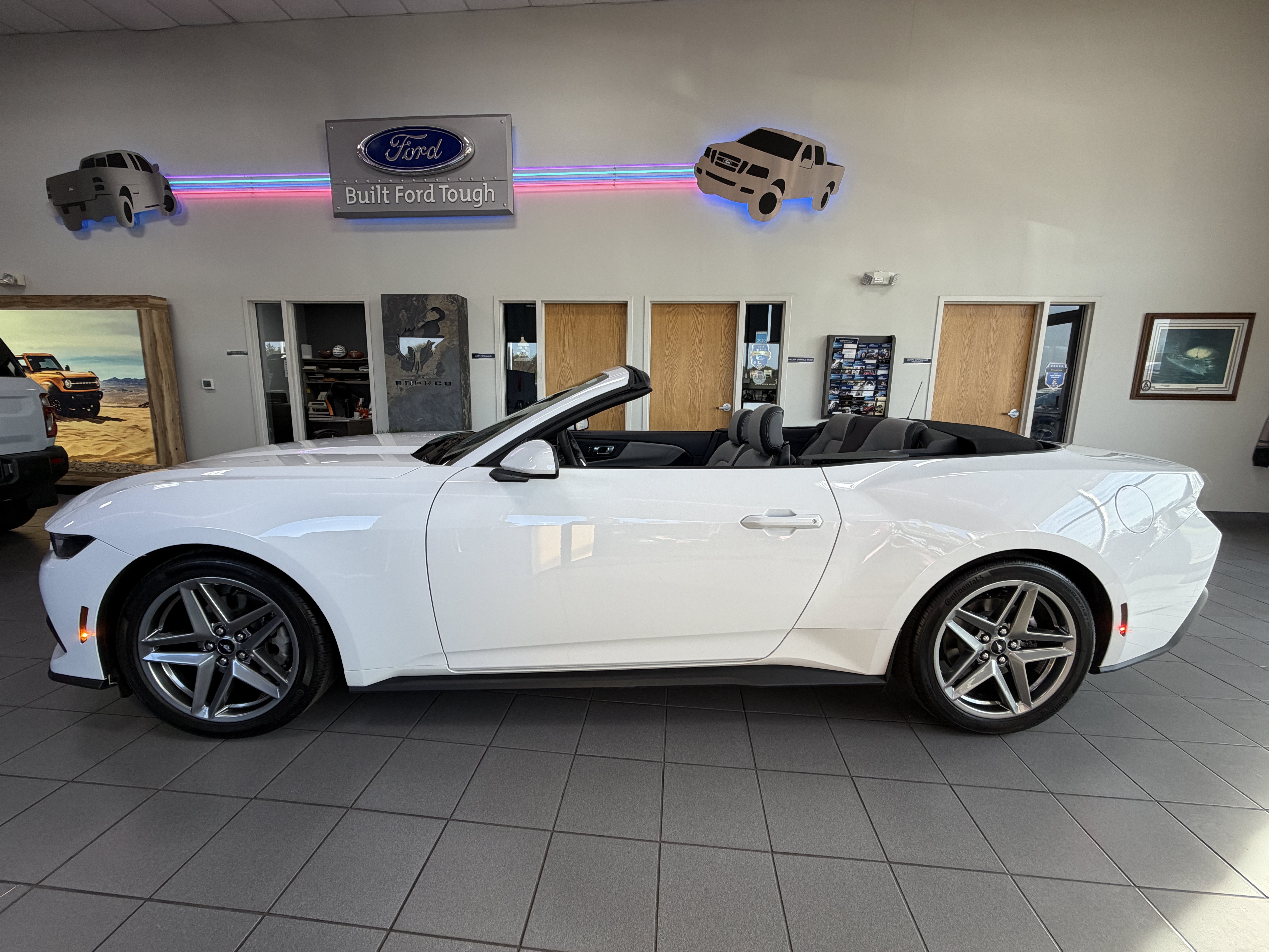Used 2025 Ford Mustang Convertible RWD image 7