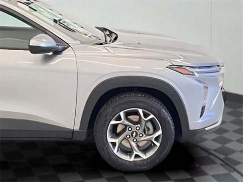 Used 2025 Chevrolet Trax LT w/ LT Convenience Package image 5
