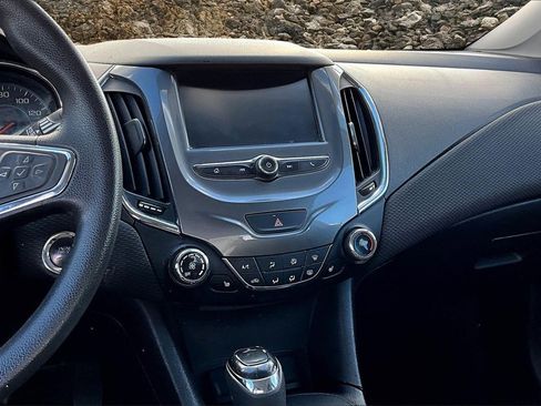 Used 2018 Chevrolet Cruze LT w/ Convenience Package image 6