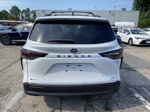 New 2026 Toyota Sienna XLE FWD image 4