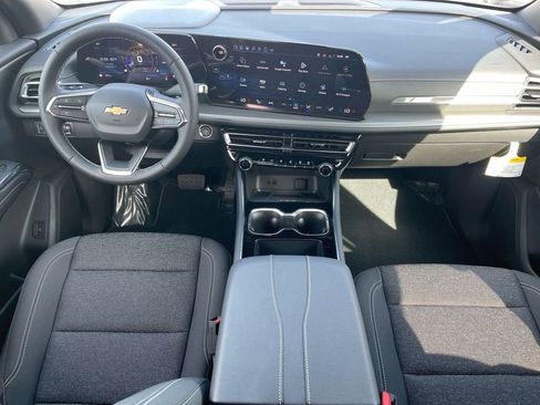 Used 2025 Chevrolet Traverse LT image 13