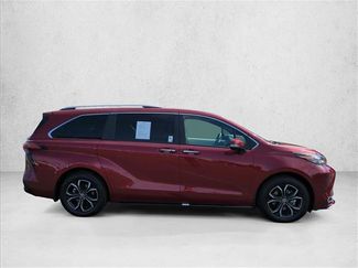 Used 2025 Toyota Sienna Platinum video 4