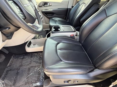 Used 2023 Chrysler Pacifica Touring-L FWD image 14