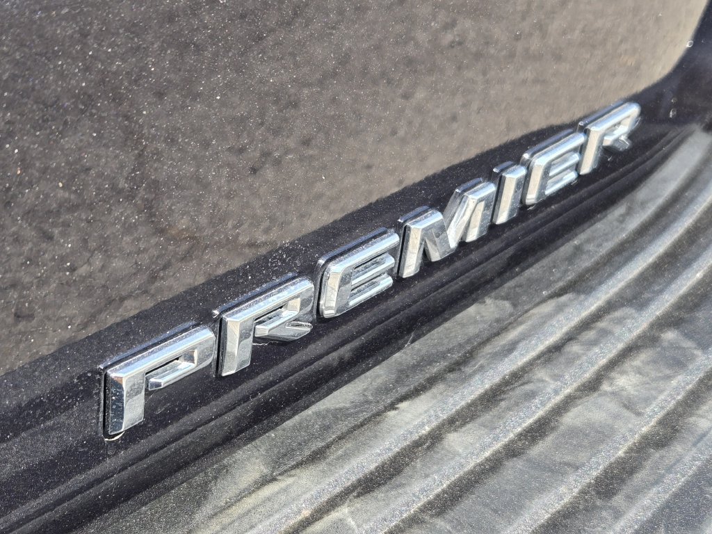 Used 2025 Chevrolet Suburban Premier RWD image 11