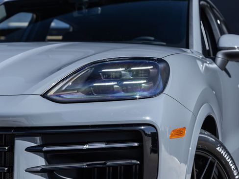 Certified 2026 Porsche Cayenne image 16