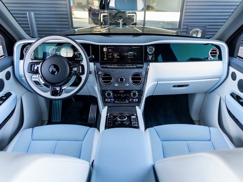 Used 2025 Rolls-Royce Cullinan image 4