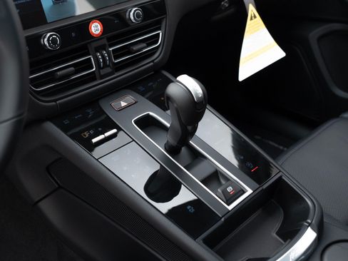 Used 2026 Porsche Macan AWD/4WD image 25