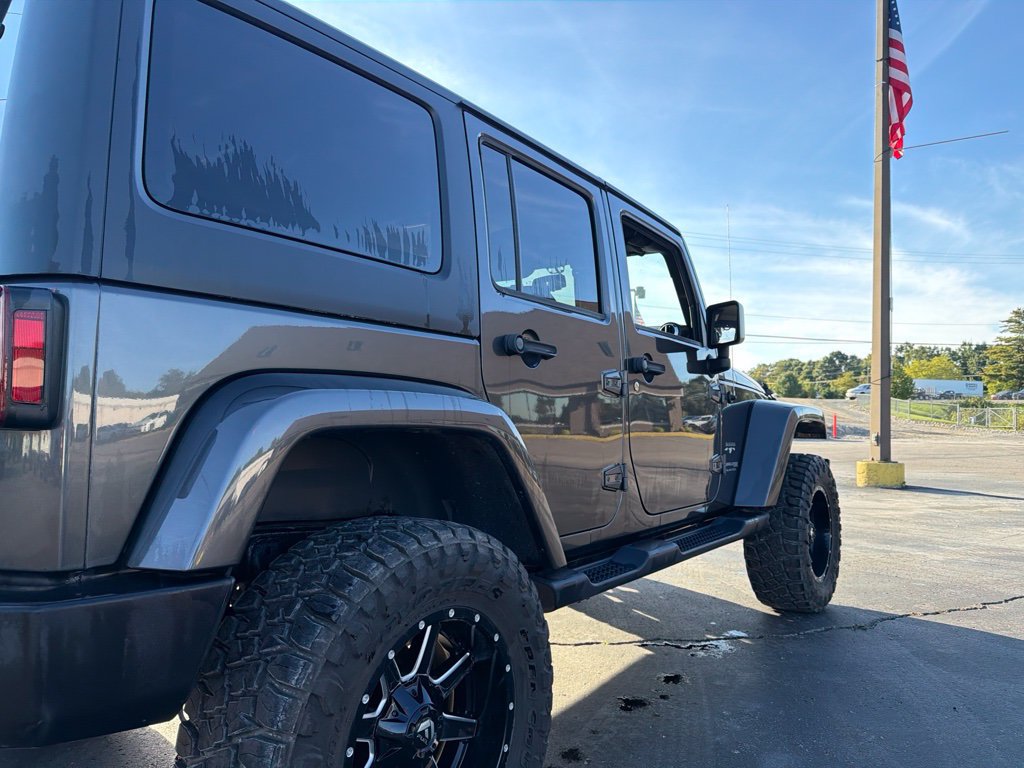 Used 2018 Jeep Wrangler Unlimited Sahara AWD/4WD image 4