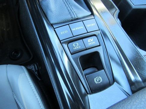 Used 2025 Toyota Camry SE w/ Convenience Package image 21