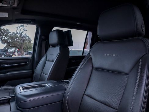 Used 2021 GMC Yukon XL Denali w/ Denali Premium Package image 10