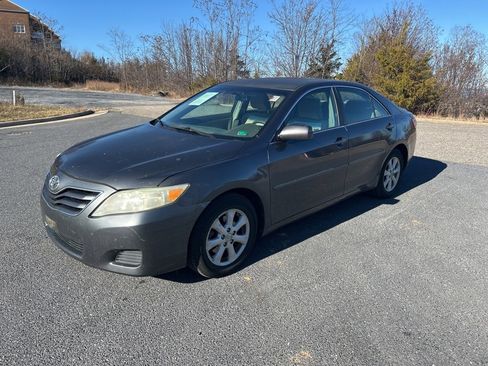Used 2010 Toyota Camry LE image 4