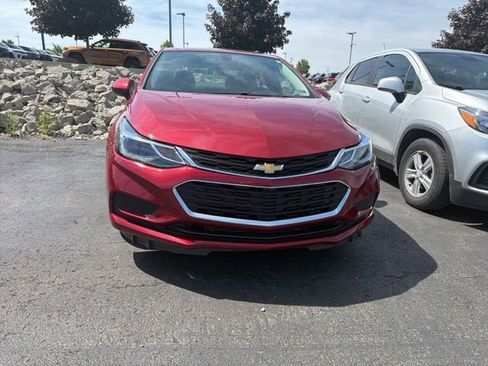 Used 2018 Chevrolet Cruze LT w/ Convenience Package FWD image 2