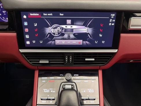 Used 2023 Porsche Cayenne image 15