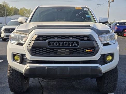 Used 2020 Toyota Tacoma SR5 w/ SR5 Appearance Package (SM) image 13