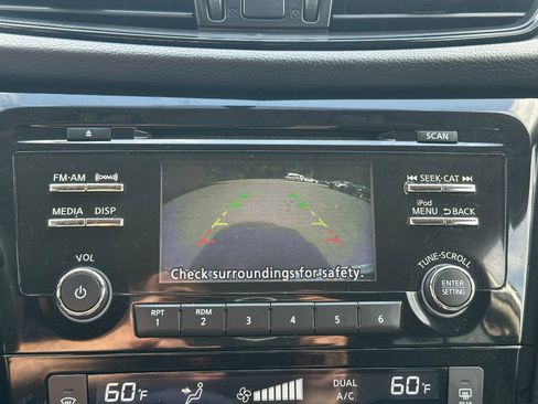 Used 2017 Nissan Rogue SV AWD/4WD image 26