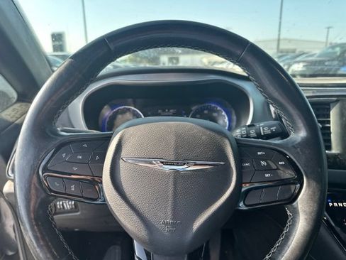 Used 2019 Chrysler Pacifica Touring-L w/ S Appearance Package FWD image 9