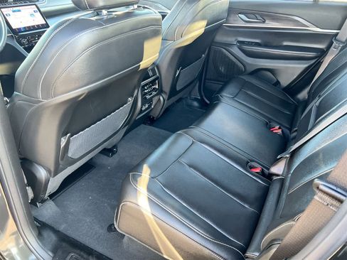 Used 2024 Jeep Grand Cherokee Limited image 18