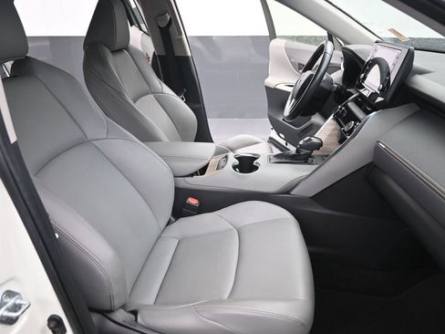 Used 2022 Toyota Venza XLE image 14