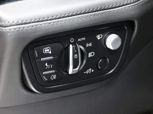 Used 2018 Bentley Bentayga AWD/4WD image 24
