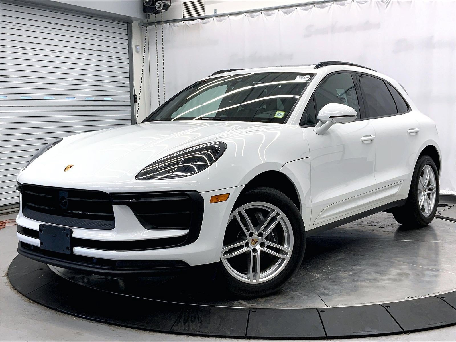 Certified 2023 Porsche Macan AWD/4WD image 1