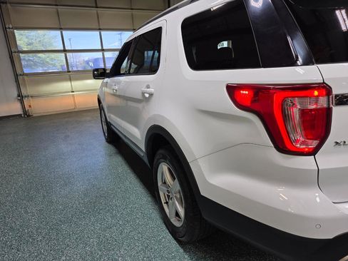 Used 2016 Ford Explorer XLT image 10