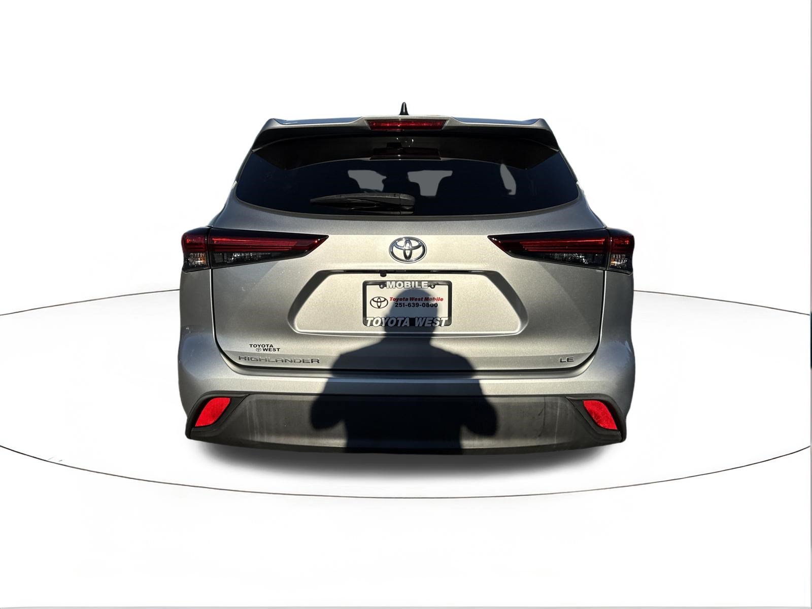 Used 2022 Toyota Highlander LE FWD image 4