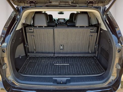 Used 2021 Toyota Highlander XLE AWD/4WD image 14