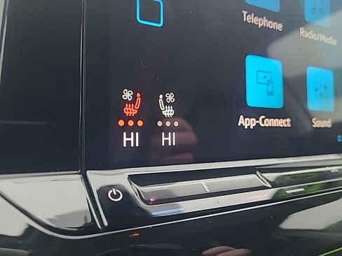 Used 2025 Volkswagen Atlas SE image 23