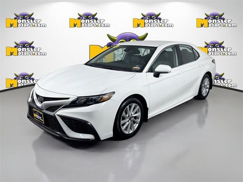 Used 2022 Toyota Camry SE image 1