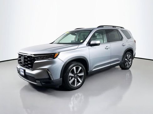 Certified 2024 Honda Pilot Touring image 3