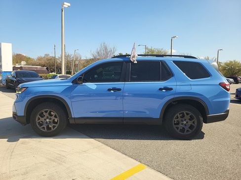 Used 2023 Honda Pilot TrailSport image 3