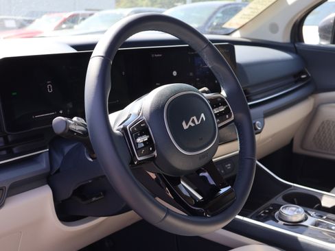 Used 2025 Kia Carnival EX FWD image 28